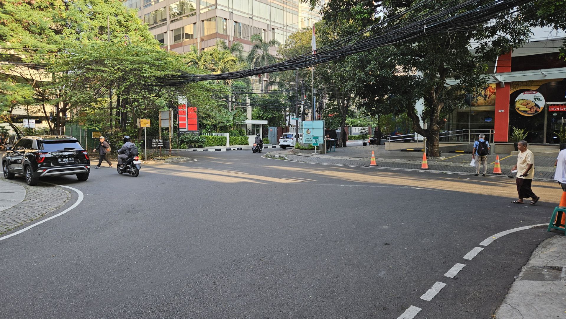 View from Jalan Riau toward Jalan Timor, taken near the Jalan Lombok intersection.