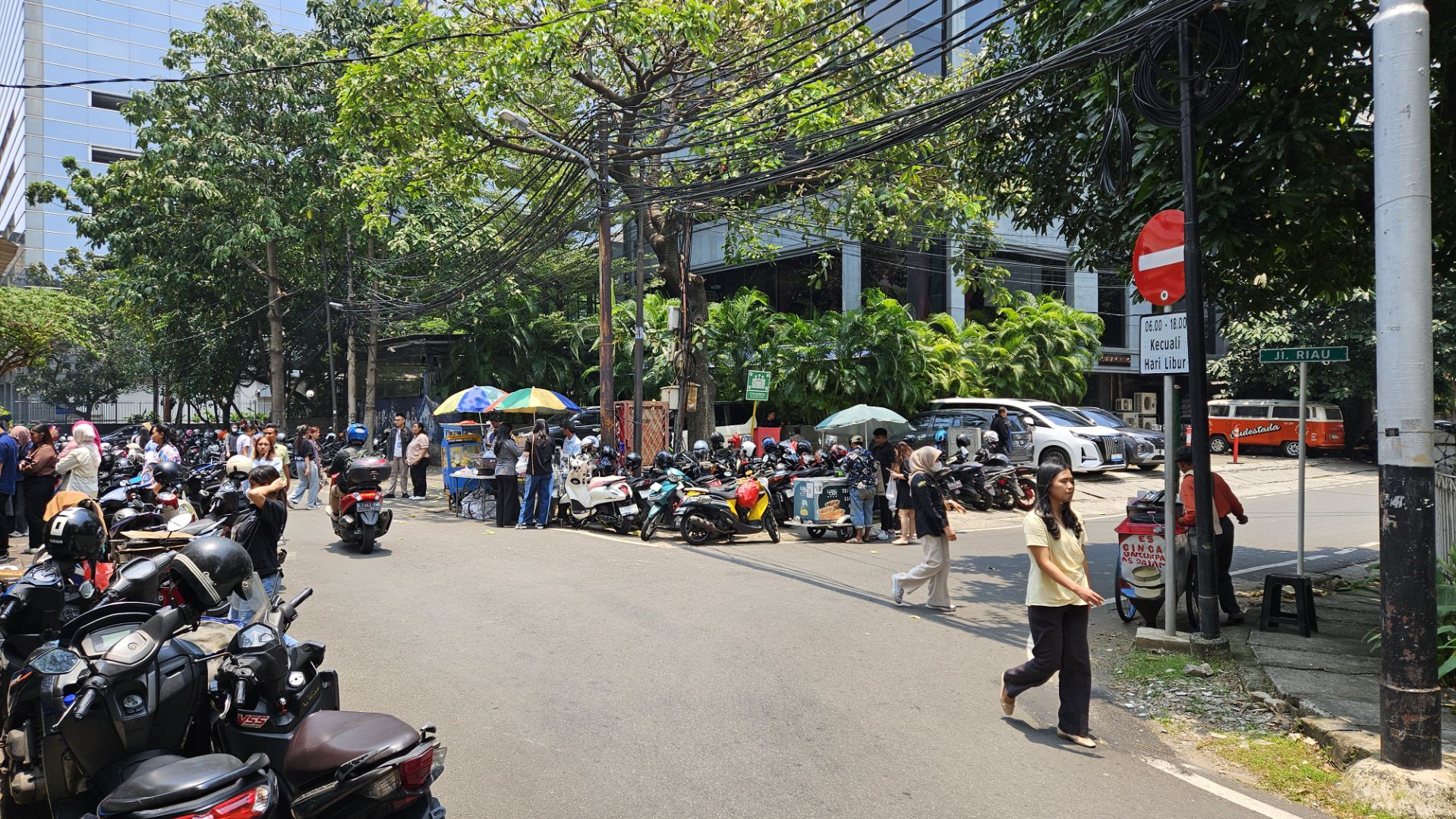 Jalan Irian meets Jalan Riau at an intersection near the hotel.